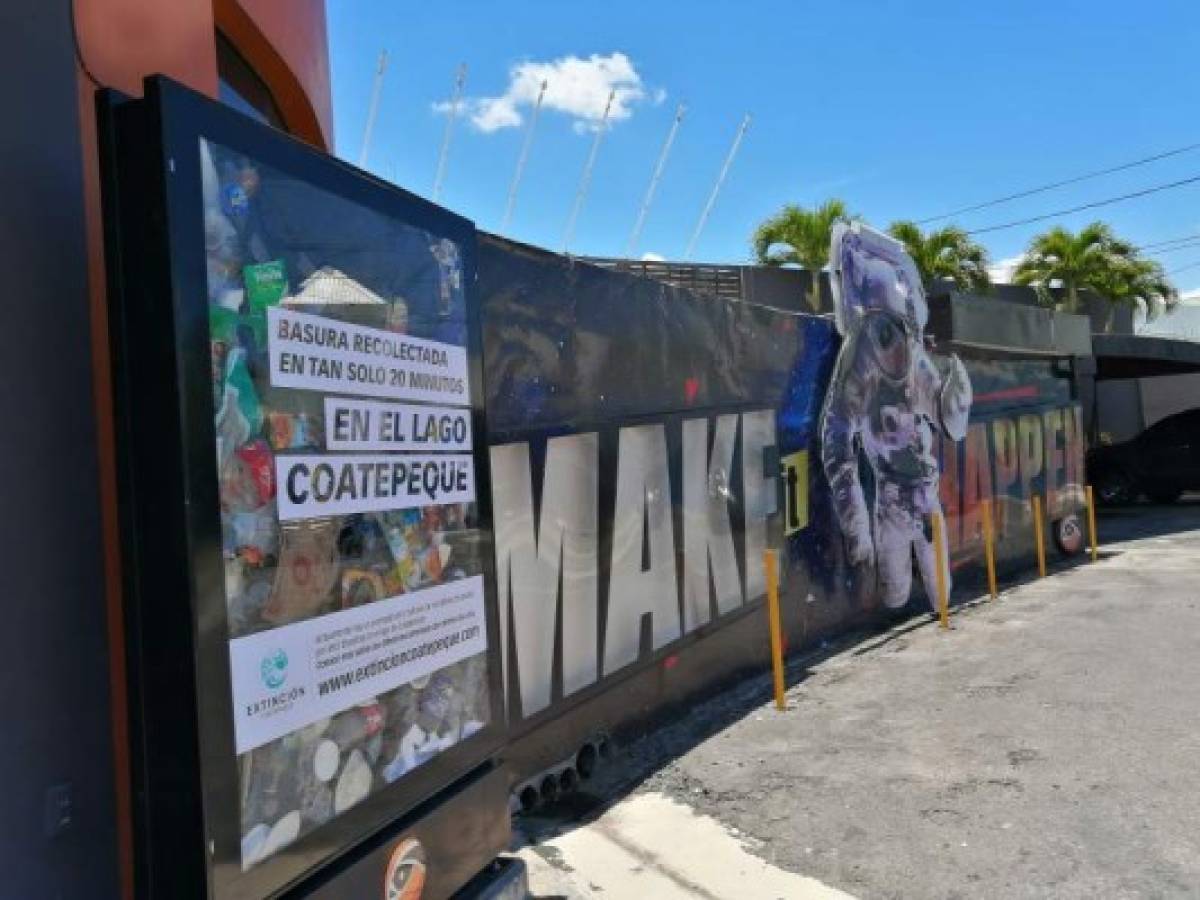 La empresa impulsa además el portal adopte.org, que se encarga de mostrar en sus pantallas digitales fotografías de perros rescatados, incentivando a la adopción de mascotas; además de Expedición Coatepeque, que motiva al resguardo ecológico de este icónico Lago de El Salvador. Foto Gabriela Melara