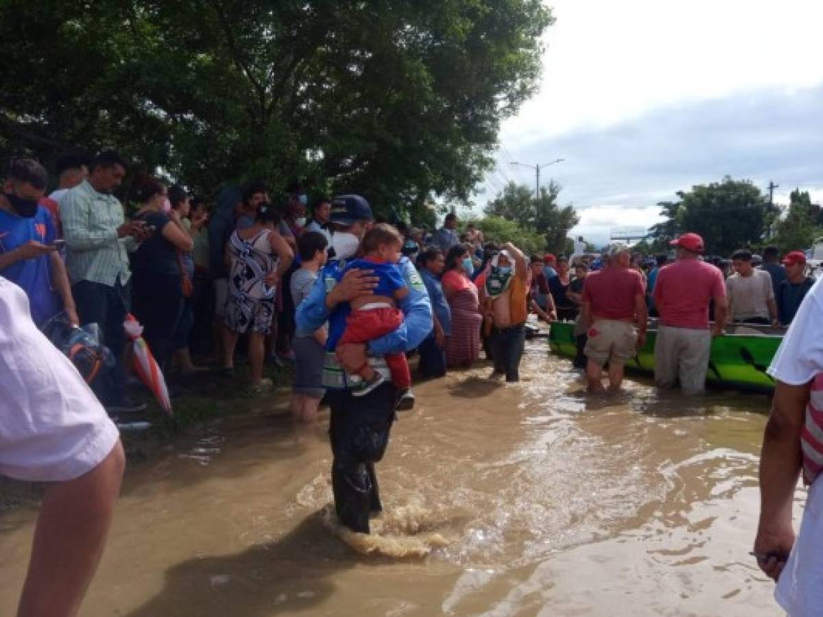 Eta ha reducido la intensidad de sus lluvias en las últimas horas, pero continúa afectando a Honduras con inundaciones y daños materiales, luego de entrar el miércoles al país como tormenta tropical, desde Nicaragua.
