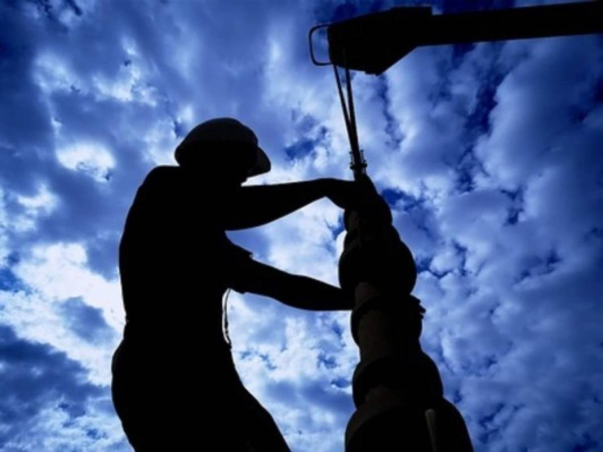 Malas señales sobre economía mundial hunden precio de petróleo