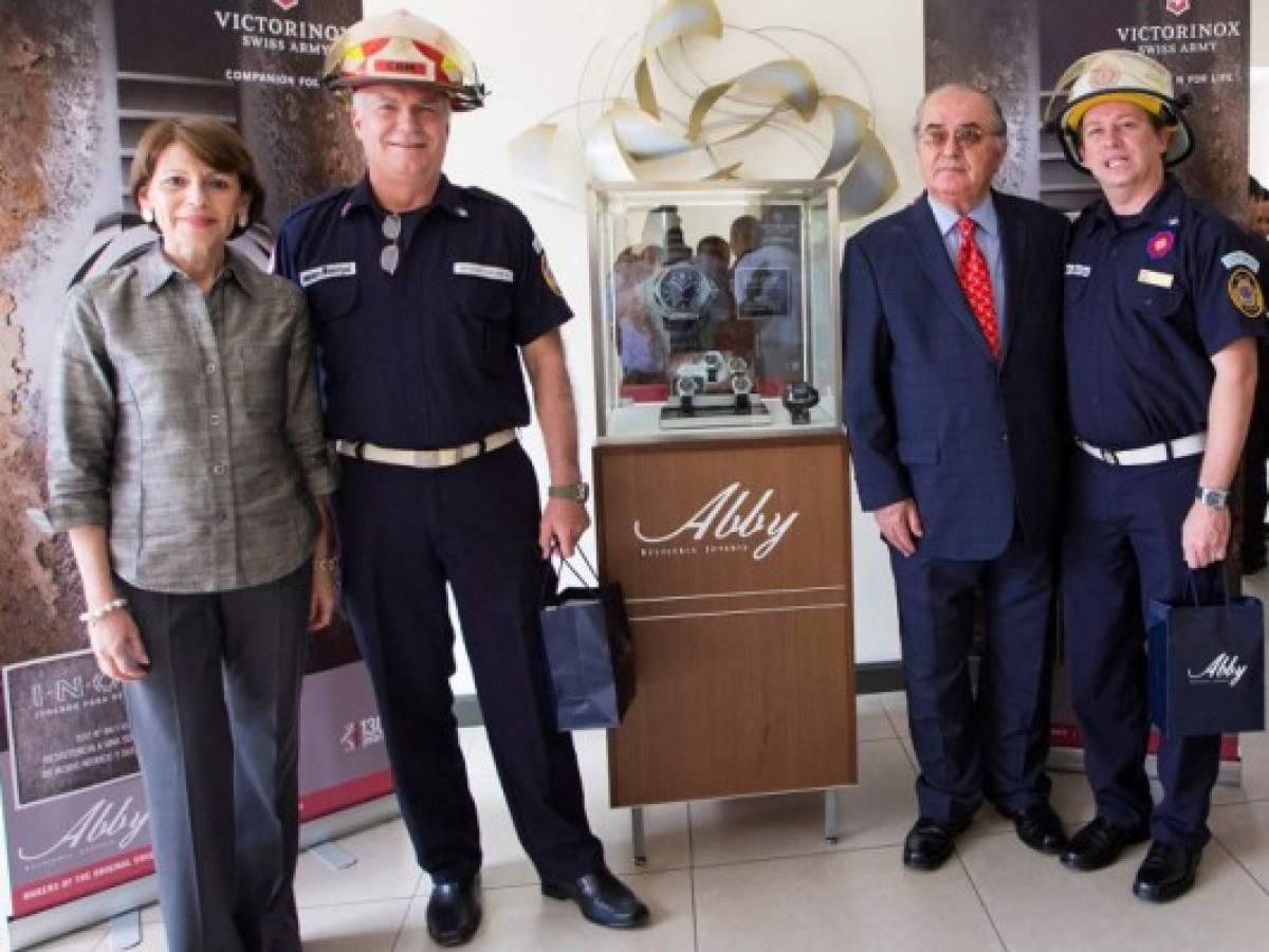 Abby homenajea al cuerpo de bomberos
