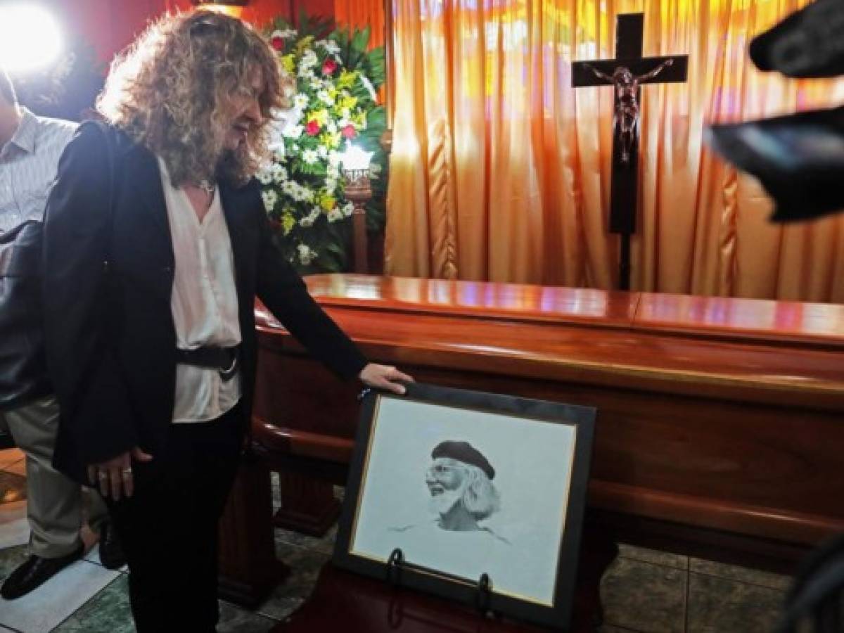 Nicaragua despide con tristeza al poeta y sacerdote Ernesto Cardenal