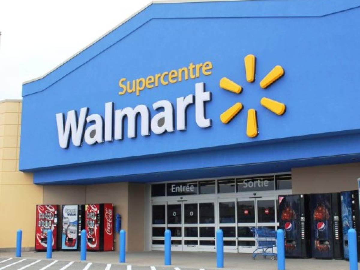 Wal-Mart abre local para clientes en línea en el patio de Amazon