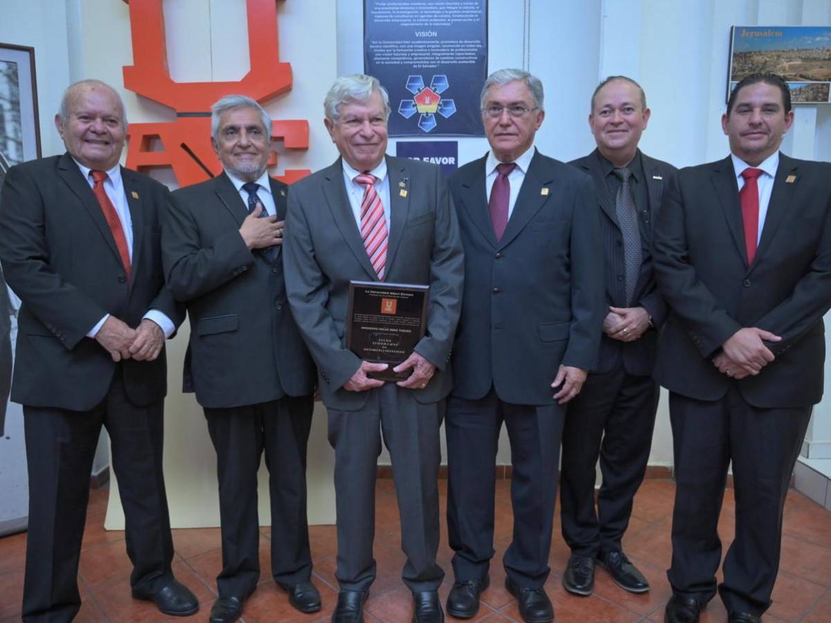 Trayectoria del salvadoreño René Toruño es reconocida con Doctor Honoris Causa