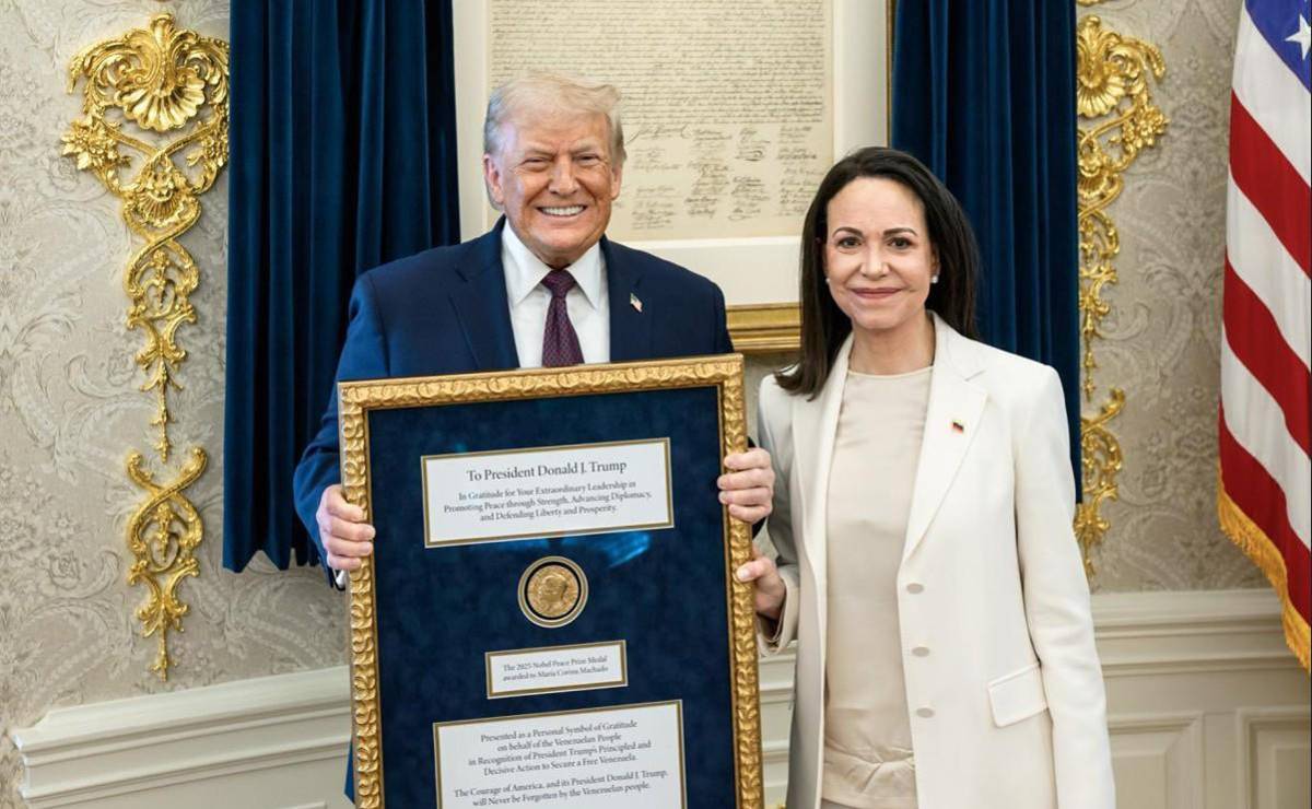 <i>Fotografía tomada a través de rastreo de redes que muestra al presidente de Estados Unidos, Donald Trump, posando junto a la líder opositora venezolana María Corina Machado este jueves, en Washington (EE.UU). EFE/ Rastreo de Redes</i>