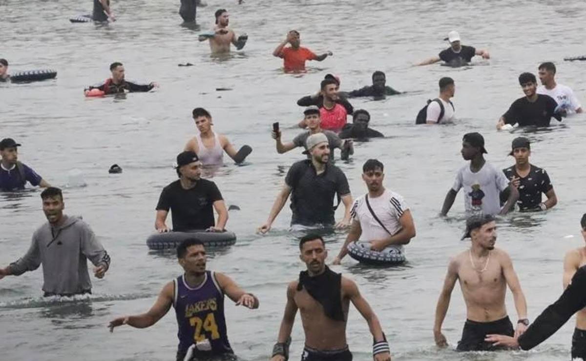 <i>La manipulación intencional de los flujos migratorios (como el que está registrándose en la ciudad española de Ceuta) es uno de los ejemplos más claros del modus operandi guerra híbrida. (Foto: EFE) </i>