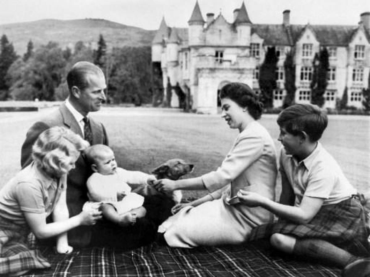 (ARCHIVOS) En esta foto de archivo tomada el 9 de septiembre de 1960, la reina Isabel II de Gran Bretaña (2D), el príncipe Felipe de Gran Bretaña, el duque de Edimburgo (2L) y sus tres hijos, el príncipe Carlos (R), la princesa Anne (L) y el príncipe Andrew ( 3L) posan en los terrenos del castillo de Balmoral, cerca del pueblo de Crathie en Aberdeenshire. (Foto por AFP)