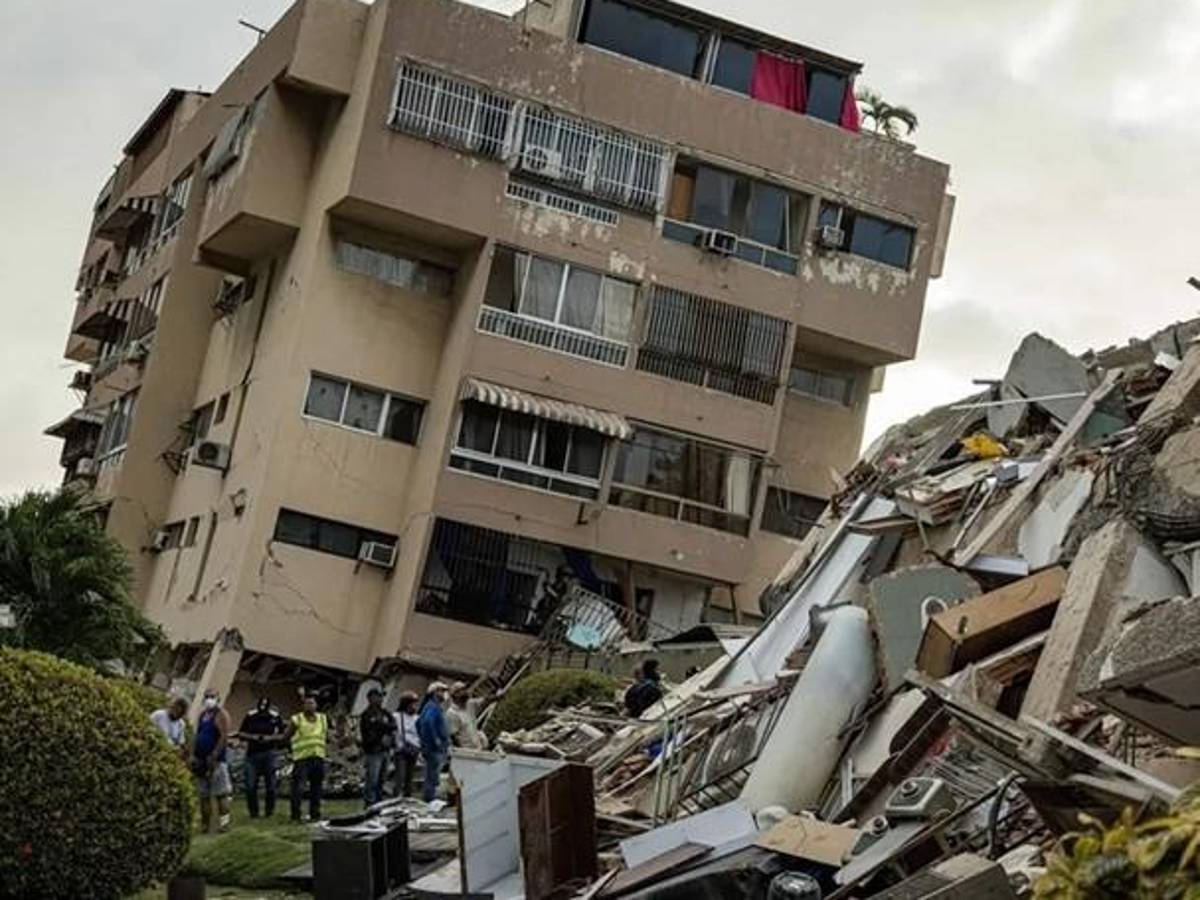 Rescatistas participan en labores de búsqueda en un edificio afectado por un terremoto, en La Guaira (Venezuela). EFE/ Henry Chirinos