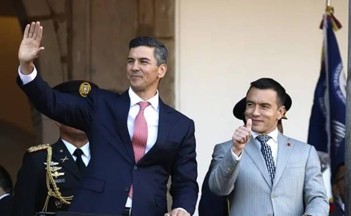 El presidente de Ecuador, Daniel Noboa (d), y su homólogo de Paraguay, Santiago Peña, saludan a simpatizantes desde un balcón este miércoles, en Quito (Ecuador). EFE/ José Jácome