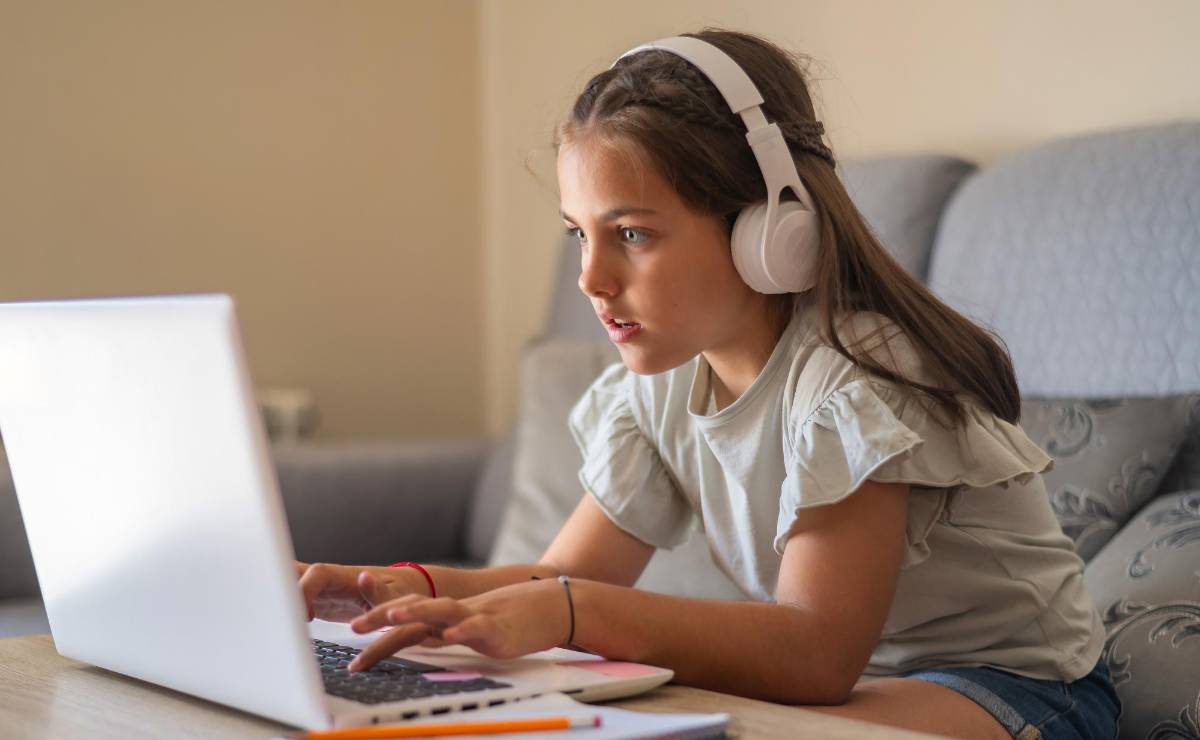 Estamos exigiendo responsabilidades a las plataformas de internet que no protejan suficientemente a nuestros hijos, aseguró Von der Leyen, presidenta de la Comisión Europea. (Foto: Shutterstock)