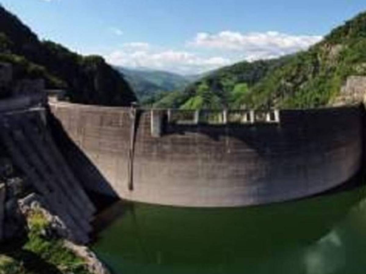 Hondureños flagelados por cortes de luz y agua
