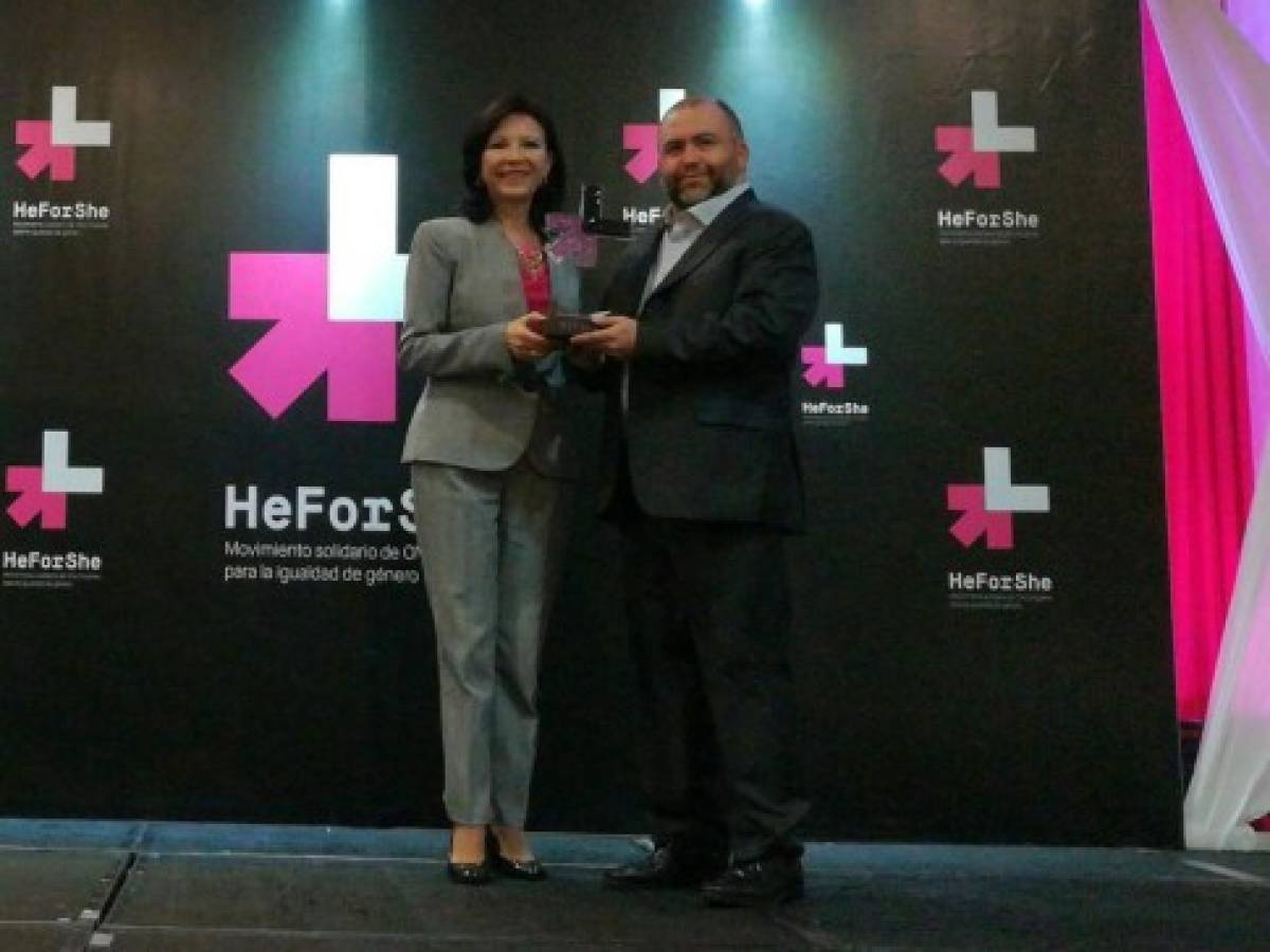 ONU Mujeres entregó premio a Tigo El Salvador
