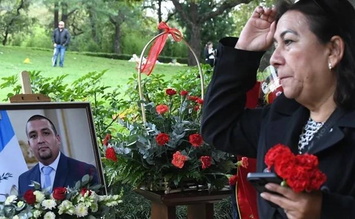 <i>Juan Francisco nos ha representado con letras mayúsculas, afirmó la madre del abogado asesinado. (Foto: EFE)</i>