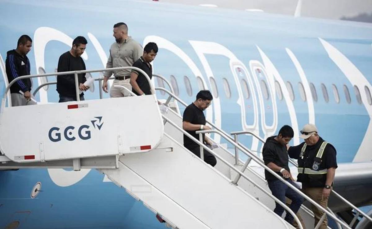 Fotografía de migrantes de distintas nacionalidades, procedentes de Estados Unidos, descienden de un avión este sábado, en el Aeropuerto Internacional Juan Santamaría, en San José (Costa Rica). (EFE/ Jeffrey Arguedas)