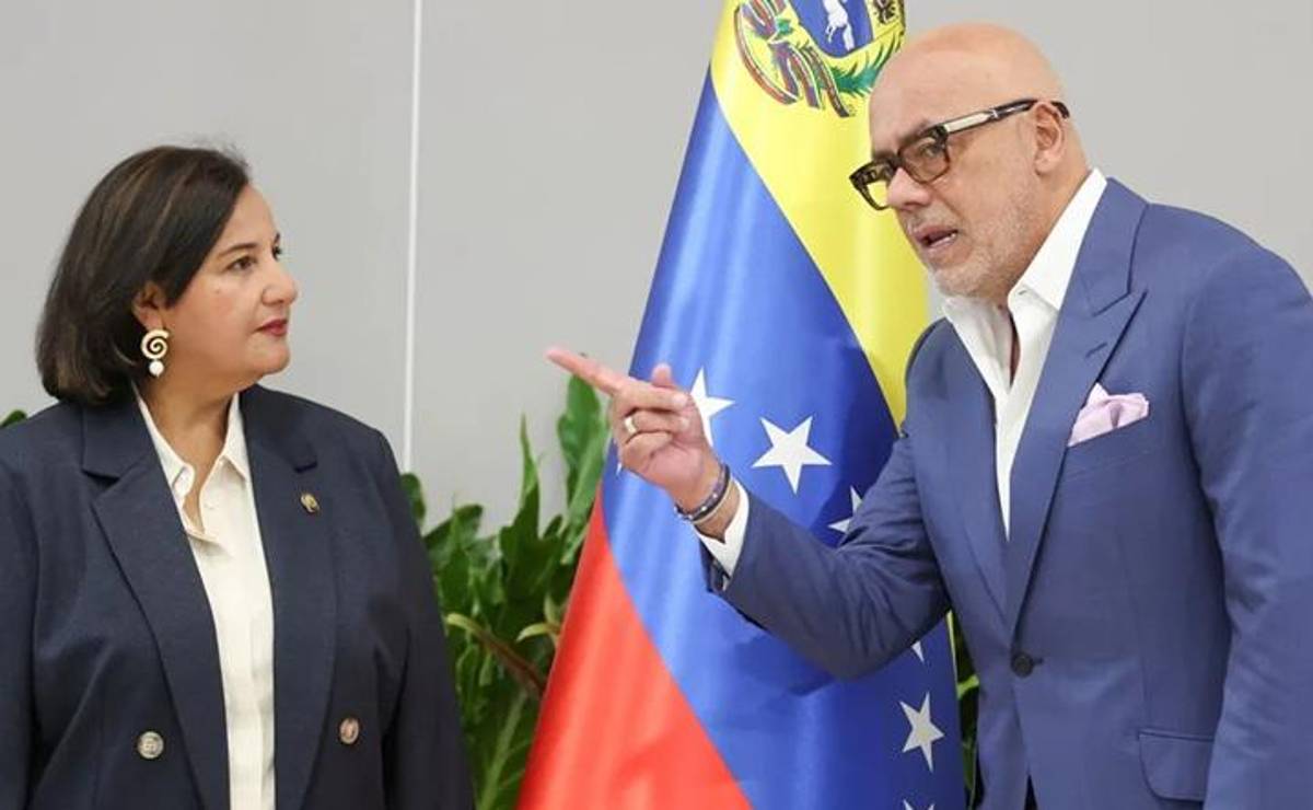 <i>La exdiputada opositora, Dinorah Figuera (i), asiste junto al presidente del Parlamento de Venezuela, Jorge Rodríguez, a la instalación formal de la mesa de diálogo para avanzar hacia una transición en el país este jueves, en Caracas (Venezuela). EFE/ Miguel Gutiérrez</i>