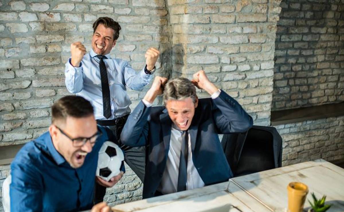 <i>Lejos de representar únicamente una distracción, el entusiasmo colectivo que genera el Mundial puede ayudar a las organizaciones a mejorar la conexión entre los equipos. Foto de DjelicS / Getty Images</i>