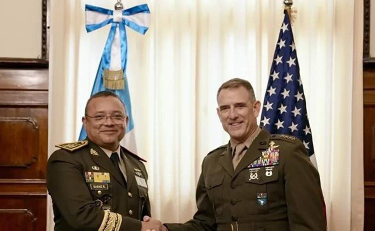 El jefe del Comando Sur de Estados Unidos, Francis L. Donovan (d), junto al ministro guatemalteco de Defensa, el general Henry Sáenz, este jueves, en Ciudad de Guatemala (Guatemala). EFE/ @Southcom