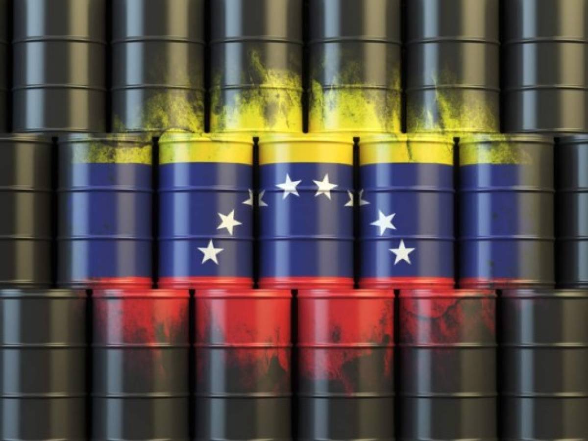 Venezuela analiza privatizar el sector petrolero ante el desplome económico