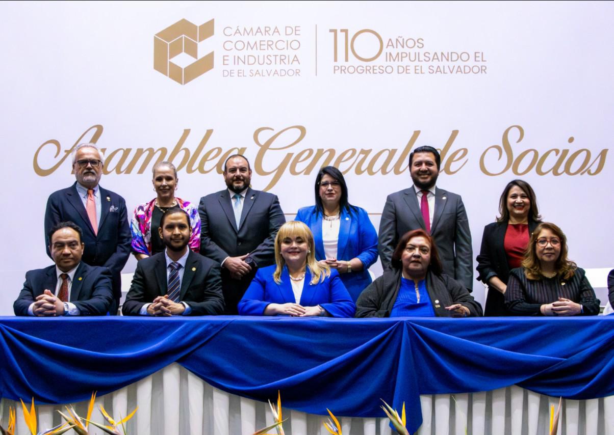 <i>Leticia Escobar inicia su tercer período consecutivo al frente de la institución, junto con la primera Junta Directiva equitativa. FOTO CAMARASAL.</i>