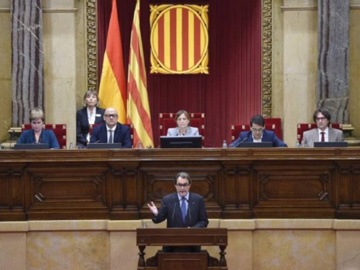 Parlamento catalán lanza proceso de ruptura con España