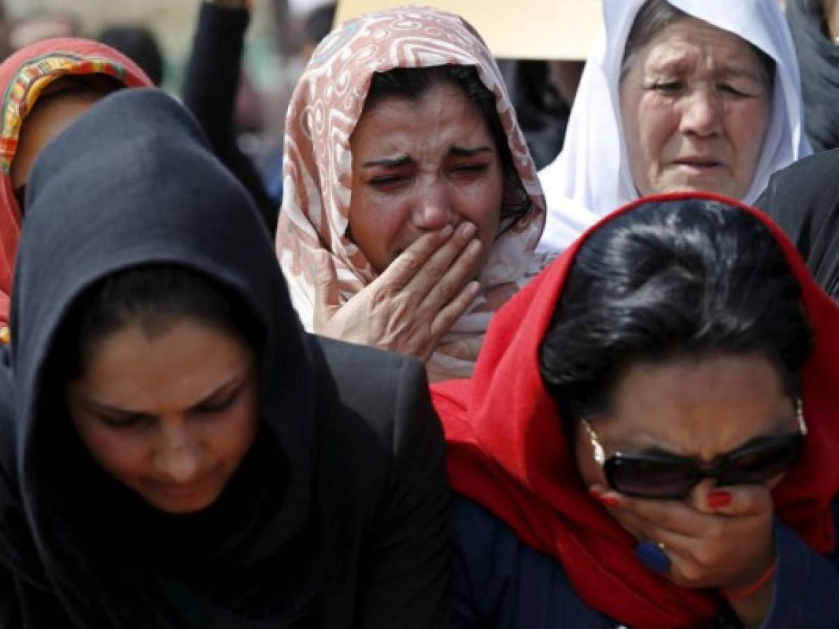 Mujeres afganas temen ser despojadas de sus derechos tras retorno de talibanes