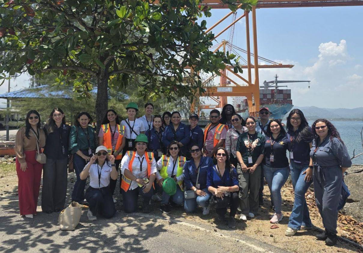 <i>Durante su recorrido en OPC, los participantes conocieron de cerca el programa Cascos Naranja, la iniciativa de voluntariado corporativo de dicha empresa que refleja el compromiso de la organización con la sostenibilidad y la resiliencia. FOTO FUNDAHRSE.</i>