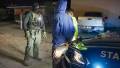 <i>Fotografía cedida por el Servicio de Control de Inmigración (ICE) donde aparece un agente de la policía durante el arresto de dos indocumentados en Florida (Estados Unidos). </i>EFE/ ICE