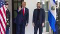 <i>El presidente de EEUU, Donald J. Trump, saluda al presidente de El Salvador, Nayib Bukele, afuera de la Oficina Oval de la Casa Blanca en Washington, DC, EE.UU. EFE/SHAWN THEW</i>