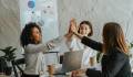 La llegada de nuevas generaciones al mercado laboral puede profundizar esta brecha si no se gestionan adecuadamente las relaciones intergeneracionales. Foto de iStock