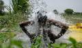 <i>Un hombre se ducha bajo el agua que sale de una tubería a lo largo de las llanuras aluviales de Yamuna en una calurosa tarde de verano en Nueva Delhi el 29 de mayo de 2024, en medio de una ola de calor en curso. Las temperaturas en la capital de la India se han disparado a un récord de 49,9 grados Celsius (121,8 grados Fahrenheit) mientras las autoridades advierten sobre la escasez de agua en la extensa megaciudad.Arun SANKAR/AFP</i>