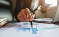 Lo primero que hay que hacer para ordenar las finanzas es entender su dinero a un nivel profundo, no solo mirar las cifras por encima. Foto de iStock