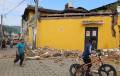 <i>Personas caminan frente a una casa afectada por un temblor este martes, en Santa María de Jesús (Guatemala). Dos fuertes temblores, de magnitud 5,2 y 5,7, sacudieron este martes Guatemala sin mayores consecuencias reportadas por las autoridades. EFE/ Bomberos Voluntarios Guatemala</i>