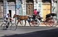 <i>Personas transitan por una calle en La Habana (Cuba). EFE/ Ernesto Mastrascusa</i>