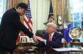 El presidente de Estados Unidos, Donald Trump (d) y Elon Musk, dándose la mano durante una conferencia de prensa en la Oficina Oval de la Casa Blanca en Washington (EE.UU.). EFE/EPA/FRANCIS CHUNG / POOL