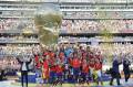 Jugadores de España celebran con el trofeo del Mundial de la FIFA 2026. EFE/ Lavandeira Jr