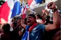 <i>La gente celebra el fallo de la Corte Suprema sobre el contrato con la minera canadiense First Quantum y su filial Minera Panamá en la Ciudad de Panamá el 28 de noviembre de 2023. FOTO Roberto CISNEROS/AFP</i>