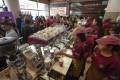 <i>Integrantes de la cadena internacional de cafeterías Costa Coffee preparan café durante la apertura de una tienda en Ciudad de (Panamá). EFE/ Aris Mariota</i>