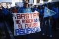 Un hombre participa en una protesta en contra de una ley para reformar la seguridad social este martes, en Ciudad de Panamá (Panamá). EFE/ Bienvenido Velasco