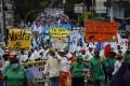 Personas participan en la manifestación del Primero de Mayo este jueves, en Ciudad de Panamá (Panamá).