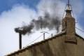 <i>El humo negro sale de la chimenea situada encima de la Capilla Sixtina, en el segundo día del cónclave para elegir un nuevo papa, en la Ciudad del Vaticano, el 8 de mayo de 2025. (Papa) EFE/EPA/ANGELO CARCONI</i>