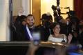 <i>El presidente de El Salvador, Nayib Bukele, y su esposa Gabriela Rodríguez saludan este domingo, a las afueras del Teatro Nacional en San Salvador (El Salvador). Bukele aseguró en su discurso por el primer año de su segundo mandato consecutivo, que le tiene sin cuidado que le llamen dictador y que prefiere eso a ver cómo matan a los salvadoreños. EFE/ Rodrigo Sura</i>