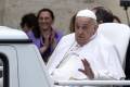 <i>Imagen de archivo tomada el 20/04/2025 del papa Francisco mientras saluda a los asistentes tras la bendición Urbi et Orbi en la Plaza de San Pedro Vaticano. El papa Francisco falleció este lunes a las 7.35 horas (5.35 GMT) en su residencia de la Casa Santa Marta, anunció en un video mensaje el camarlengo, el cardenal Kevin Joseph Farrel. EFE/ Angelo Carconi</i>