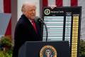 <i>Fotografía de archivo fechada el 2 de abril de 2025 del presidente de Estados Unidos, Donald Trump, mostrando una tabla con aranceles aplicables a socios comerciales de Estados Unidos, durante una rueda de prensa en el Jardín de las Rosas de la Casa Blanca en Washington (Estados Unidos). Una corte federal estadounidenses bloqueó este miércoles buena parte de la política arancelaria del presidente Donald Trump sobre las importaciones de numerosos países al considerar que este se está excediendo en sus poderes. EFE/ Kent Nishimura / POOL</i>