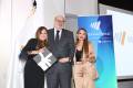 <i>Jorge Canahuati Larach, presidente de Grupo OPSA, recibe el reconocimiento por su trayectoria empresarial y su aporte al desarrollo de Honduras y Centroamérica. (Foto Cortesía La Prensa / Honduras).</i>