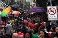 <i>Personas pasean por un comercio popular de Río de Janeiro (Brasil), en una fotografía de archivo. EFE / Marcelo Sayão</i>