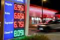 La venta al conumidor final de gasolina en EE.UU. aún no refleja la baja del precio internacional del petróleo y más bien, sigue pendiente de las tensiones entre la Casa Blanca y Teherán. (Foto: DW)