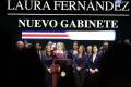 La presidenta electa, Laura Fernández, saluda durante la presentación del nuevo gabinete este martes, en San José (Costa Rica). El presidente de Costa Rica, Rodrigo Chaves, será el ministro de la Presidencia y de Hacienda del Gobierno entrante, anunció Fernández, quien comenzará su gestión el próximo viernes. EFE/ Jeffrey Arguedas