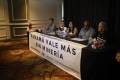 <i>La directora ejecutiva del Centro de Incidencia Ambiental (CIAM) de Panamá, Lilian Guevara (c), habla en una rueda de prensa sobre minería, este jueves en Ciudad de Panamá (Panamá). EFE/ Bienvenido Velasco</i>