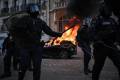 <i>Los mayores incidentes de esta jornada se registraron en Francia, donde fueron incendiados automóviles y edificios públicos. (Foto: EFE)</i>