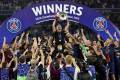 Luis Enrique alza la Copa tras la final de la UEFA Champions League entre Paris Saint-Germain e Internazionale Milano en Múnich, Alemania. EFE/EPA/RONALD WITTEK