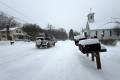 <i>Un vehículo circula por una calle afectada por la nieve este domingo en la ciudad de Peninsula, Ohio (EE.UU.). La gran tormenta de hielo y nieve que ha afectado a dos tercios de la geografía estadounidense ha dejado a más de un millón de usuarios sin electricidad, sobre todo en el sur, y se ha cobrado la vida de al menos cinco personas en todo el país por hipotermia, según informaron medios locales. EFE/ Rodrigo Sepúlveda</i>